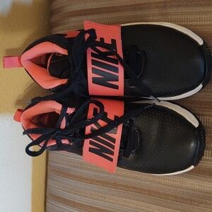 Nike Boys Team Hustle Basketball Shoes